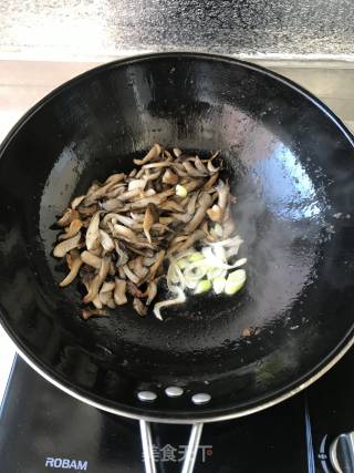 Stir-fried Mini Mushroom with Coriander recipe