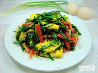 Stir-fried Chives with Egg and Red Pepper recipe