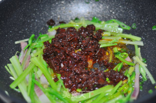 Fried Noodles with Mushroom Sauce recipe