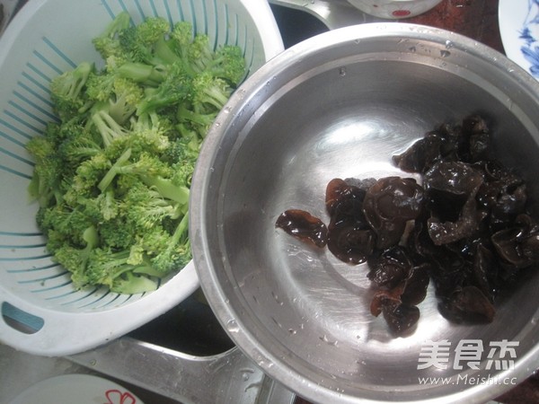 Stir-fried Broccoli with Lily recipe