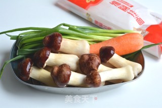 Fried Noodles with Matsutake Pork Slices recipe