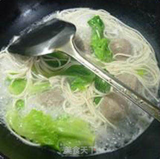 Lettuce and Meatball Ramen recipe