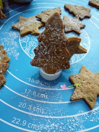 Christmas Biscuits-icing Brown Sugar Sweet and Crispy Biscuits ~ Christmas Occasions, Small Pine Tree Icing Brown Sugar Biscuits for Babies recipe