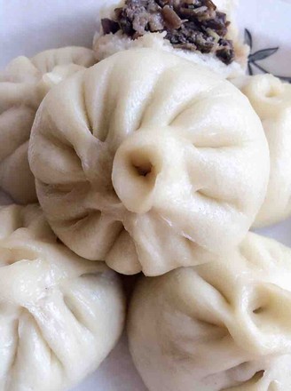 Steamed Buns with Dried Plums and Vegetables recipe