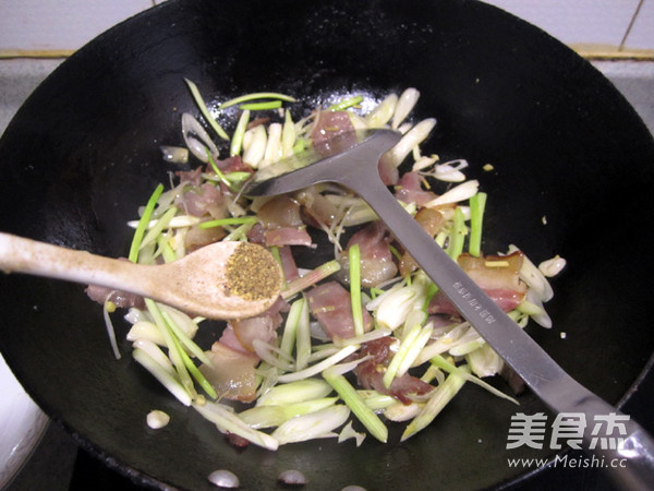 Fried Bacon with Scallion Head recipe