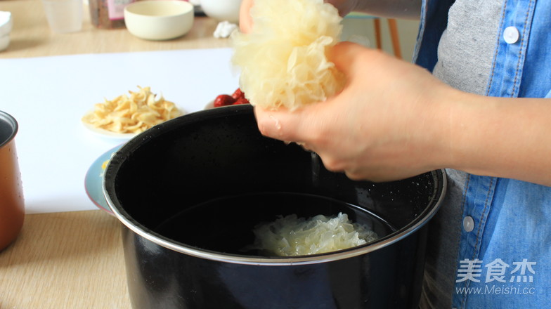 White Fungus, Lotus Seed and Lily Soup recipe