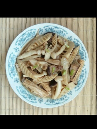 Braised Winter Bamboo Shoots and Mushrooms in Chicken Broth