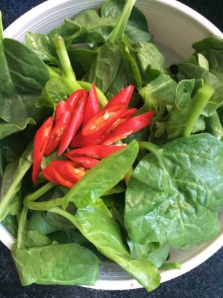 Stir-fried Fungus with Red Pepper recipe