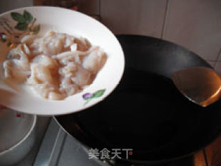 Seasonal Delicacies on The Table in Autumn-fried Squid with Pepper and Chives recipe