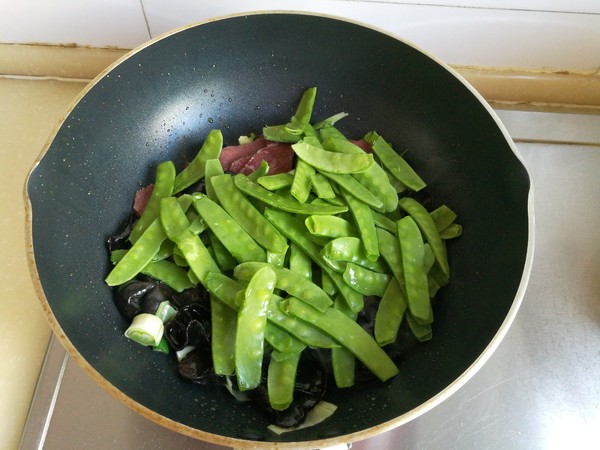 Fried Yak with Snow Pea recipe