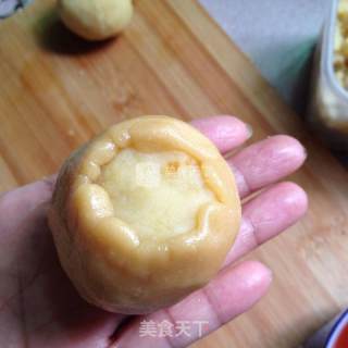 #新良第一节婚纱大赛# Mooncakes with Lotus Seed Paste and Egg Yolk recipe