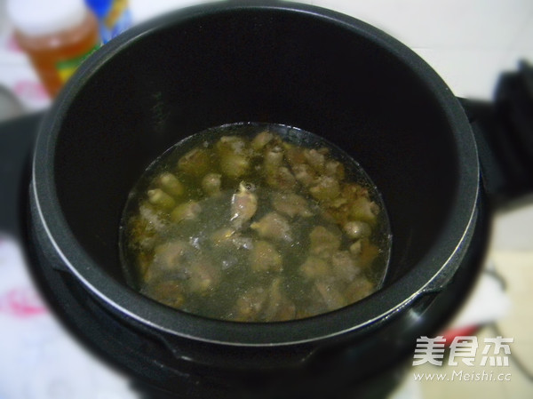 Stir-fried Green Peppers with Chicken Hearts recipe