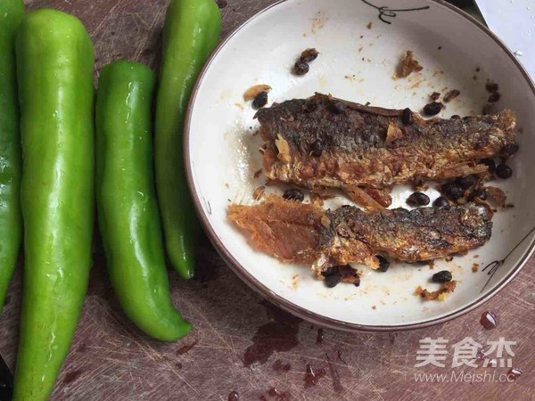 Braised Tiger Skin Peppers with Fish in Black Bean Sauce recipe