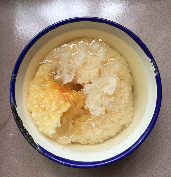 Peach Gum Tremella and Lotus Seed Soup recipe