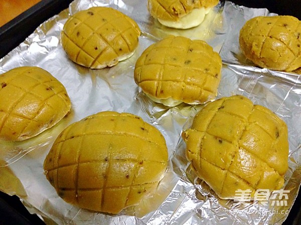 Meringue Pineapple Bun recipe