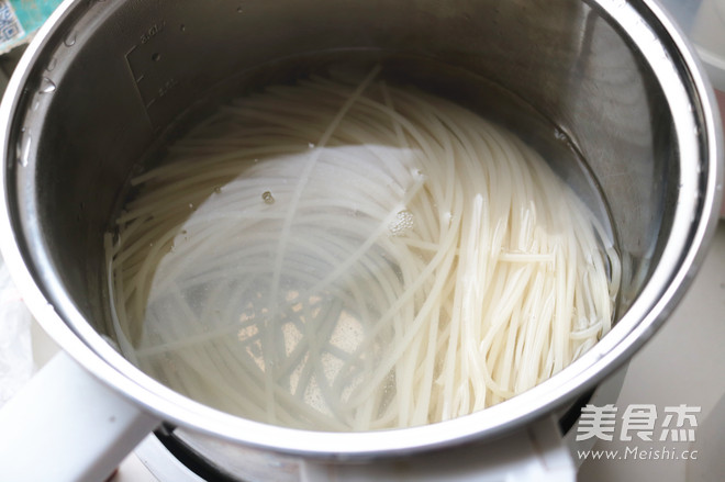 Tomato Beef Rice Noodles recipe