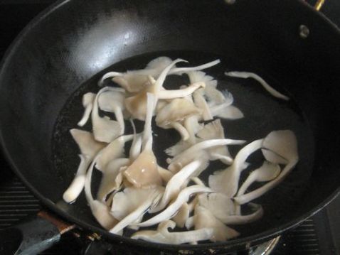 Walnut, Leek and Scallop Salad with Mushrooms recipe