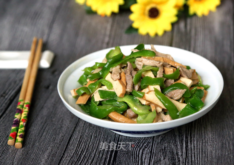 Stir-fried Shredded Pork with Green Pepper and Dried Beans recipe