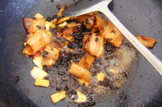 Stir-fried Twice Pork with Soy Sauce and Tea Tree Mushroom recipe