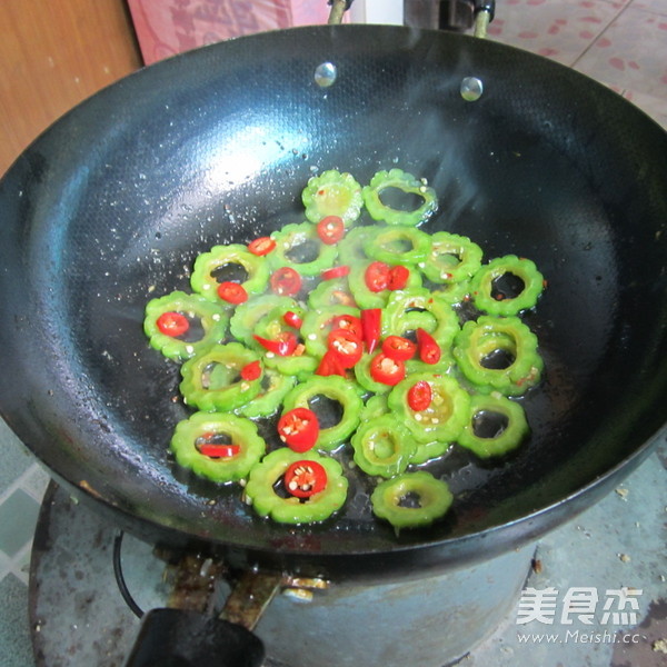 Spicy Stir-fried Bitter Gourd Rings recipe