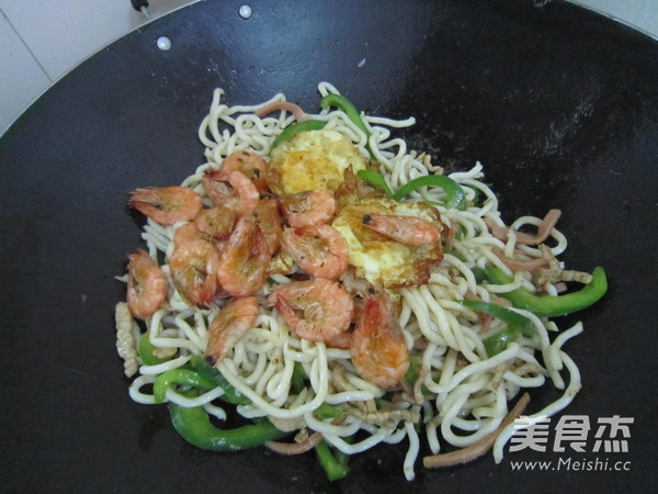 Fried Udon with Three Shredded Shrimp recipe