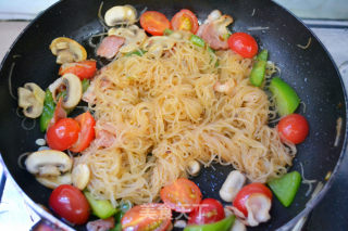 Quick Lunch for Office Workers-fried Rice Noodles with Bacon recipe