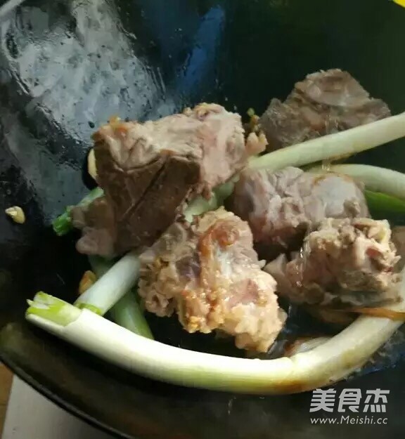 Stewed Potato Steak with Scallions recipe