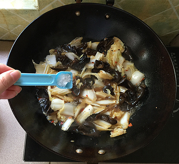 Stir-fried Black Fungus with Chinese Cabbage recipe