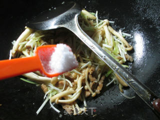 #trust of Beauty# Stir-fried White Jade Mushroom with Pork Belly and Leek Sprouts recipe