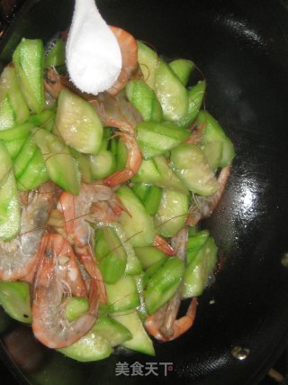 Fried Prawns with Loofah recipe