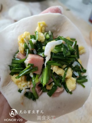 Chives, Eggs and Shrimp Skin Fried Buns recipe