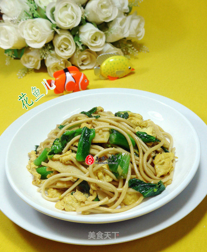Stir-fried Noodles with Cabbage Egg and Bamboo Shoots recipe