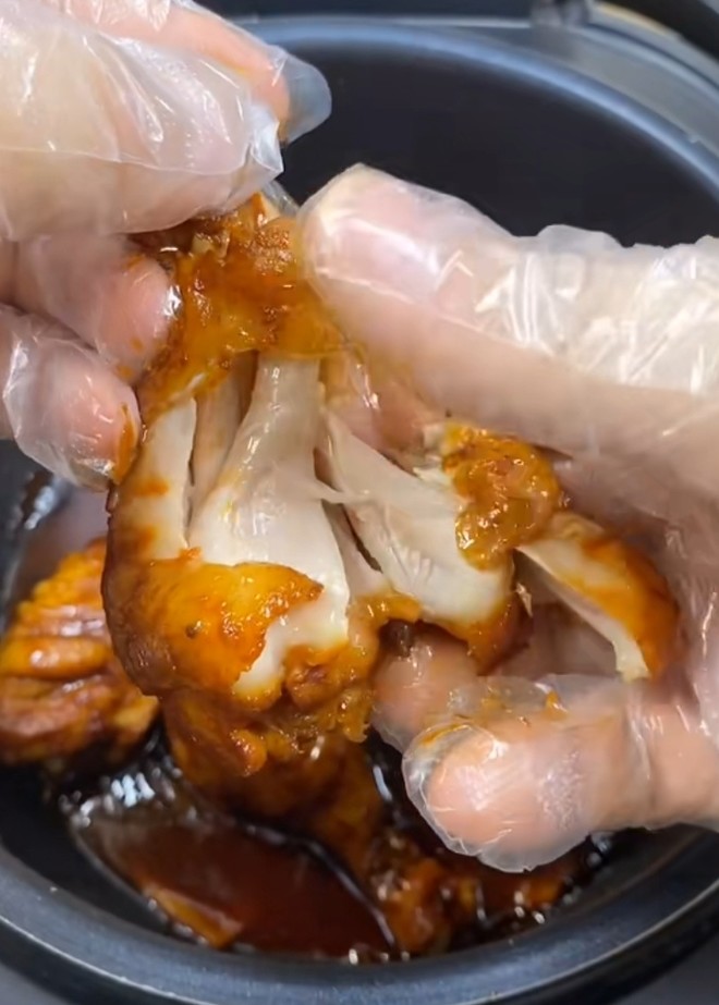 Eat Three Big Bites of Meat-roasted Chicken Legs in A Rice Cooker