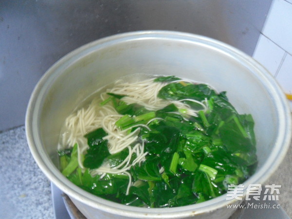 Hot Noodle Soup with Spinach and Ham recipe