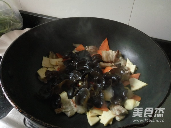 Stir-fried Winter Bamboo Shoots with Black Fungus recipe