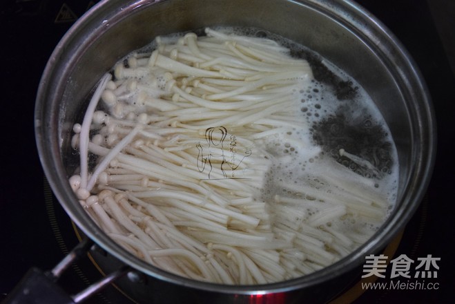 Cucumber Fungus Mixed with Enoki Mushrooms recipe