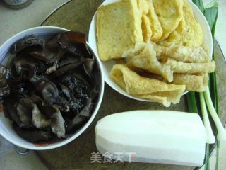 Fried Pork Skin Stew in A Pot recipe