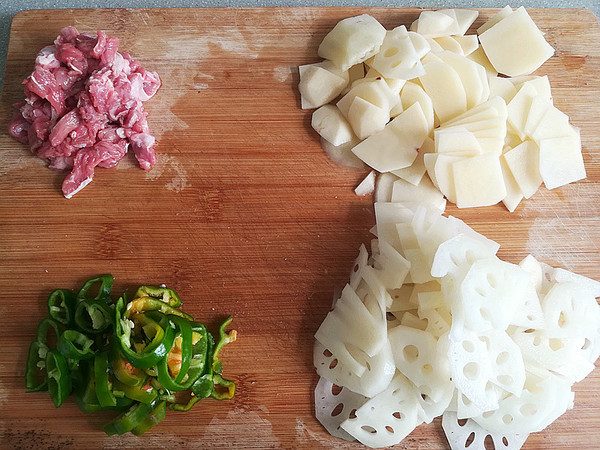 Fried Lotus Root Slices with Beef and Potatoes recipe