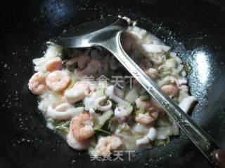 Stir-fried Seafood with Pickled Cabbage recipe