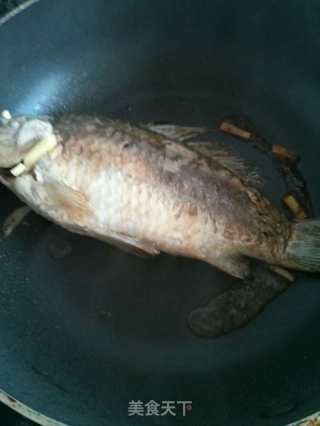 Crucian Carp with Bean Sprouts and Tofu Soup recipe