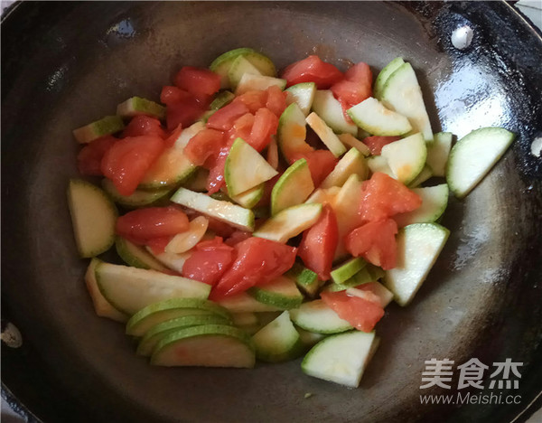 Stir-fried Zucchini with Tomatoes recipe