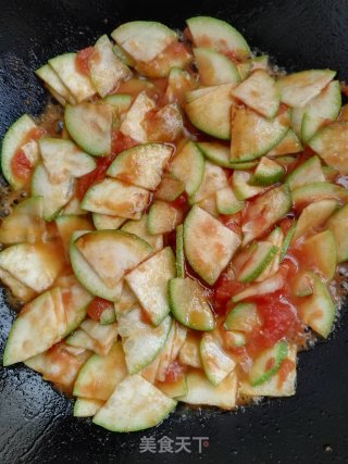 #快手懒人饭# Stir-fried Zucchini with Tomatoes and Green Peppers recipe
