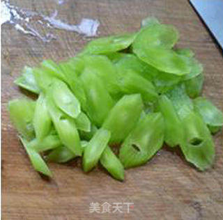 Stir-fried Lotus Root with Spicy Sausage and Lettuce recipe