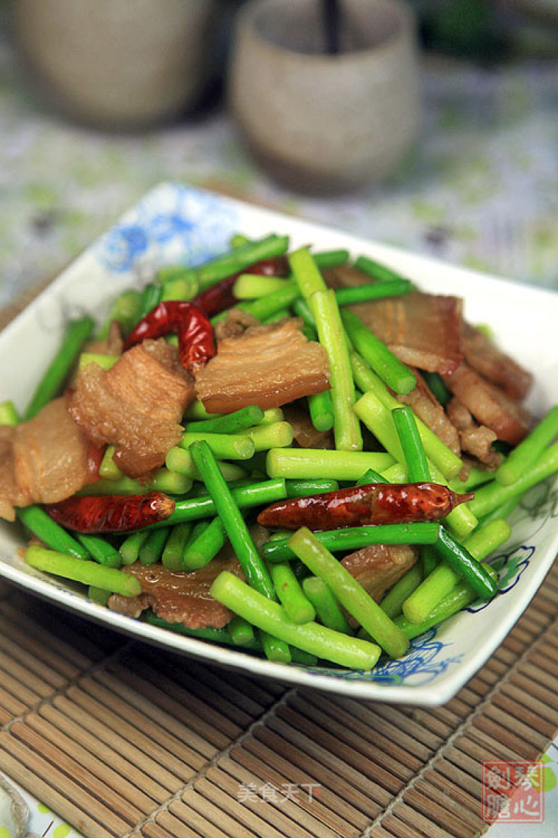 Stir-fried Pork with Garlic Sprouts recipe