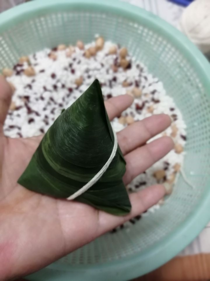 The Wrapping Method of Triangular Rice Dumplings recipe