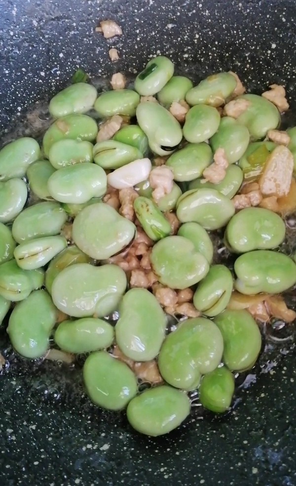 Stir-fried Broad Beans with Minced Meat recipe