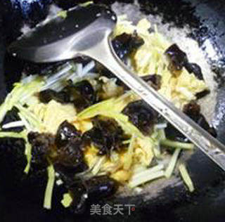 Scrambled Eggs with Leek Sprouts and Black Fungus recipe