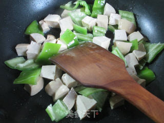 Stir-fried Fresh Vegetarian Chicken with Green Peppers recipe