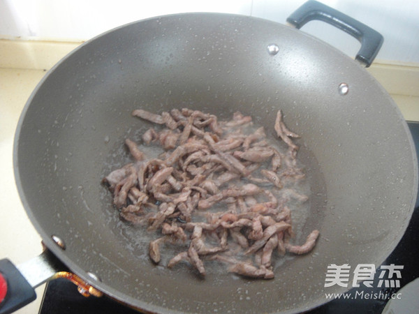 Stir-fried Noodles with Beef and Green Pepper recipe