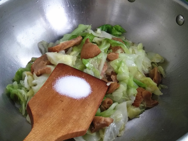 Stewed Cabbage with Hericium recipe